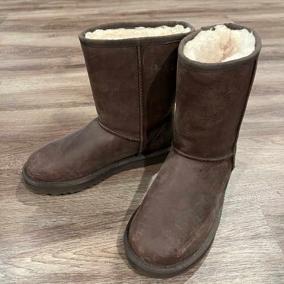 UGG Classic Short Leather Brownstone - Picture 1 of 5